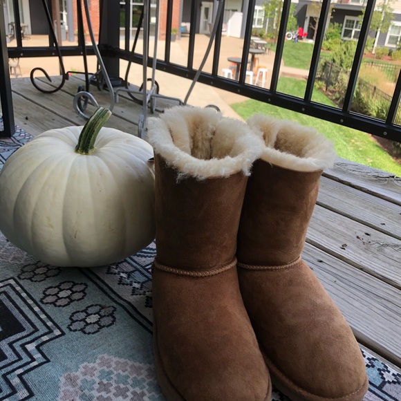 Perfect Condition Bailey Bow UGG Boots - Picture 2 of 8